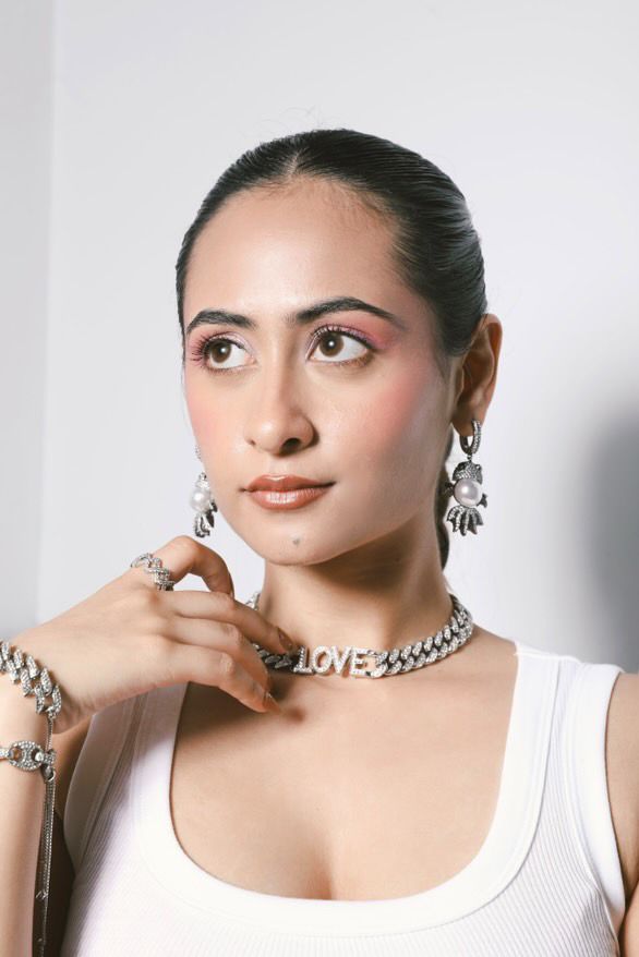 CHAINS AND CHOKERS