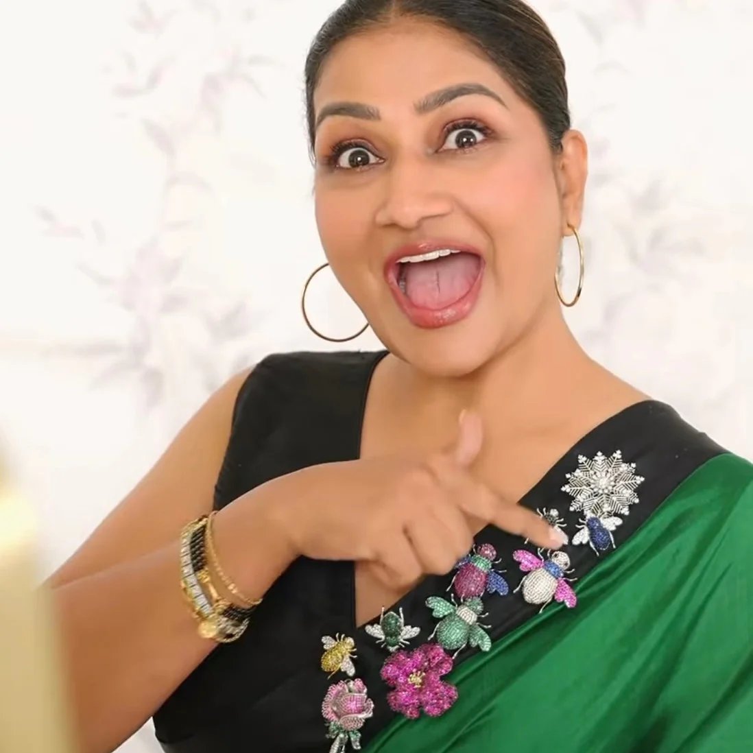 brooch for men and women
rhodium	
brooch	
Unisex brooch	
lapel pin	
jewellery shop near me